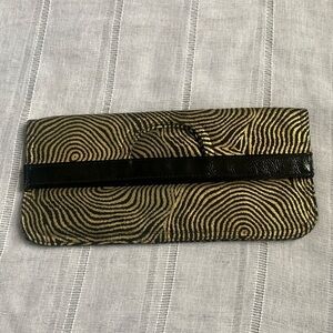 Amici Accessories retro clutch purse in gold metallic and black.